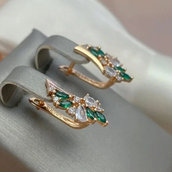 ⭐️ Unique Green Zircon Leaf Shape Earrings - Picture 3 of 9